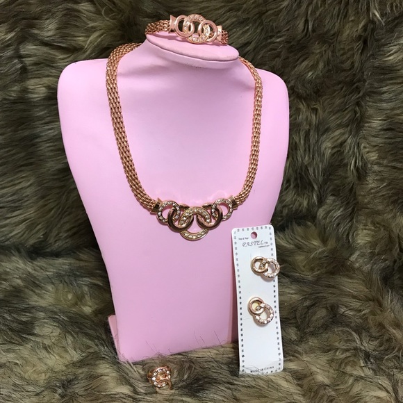 Jewelry - Gold Necklace Set